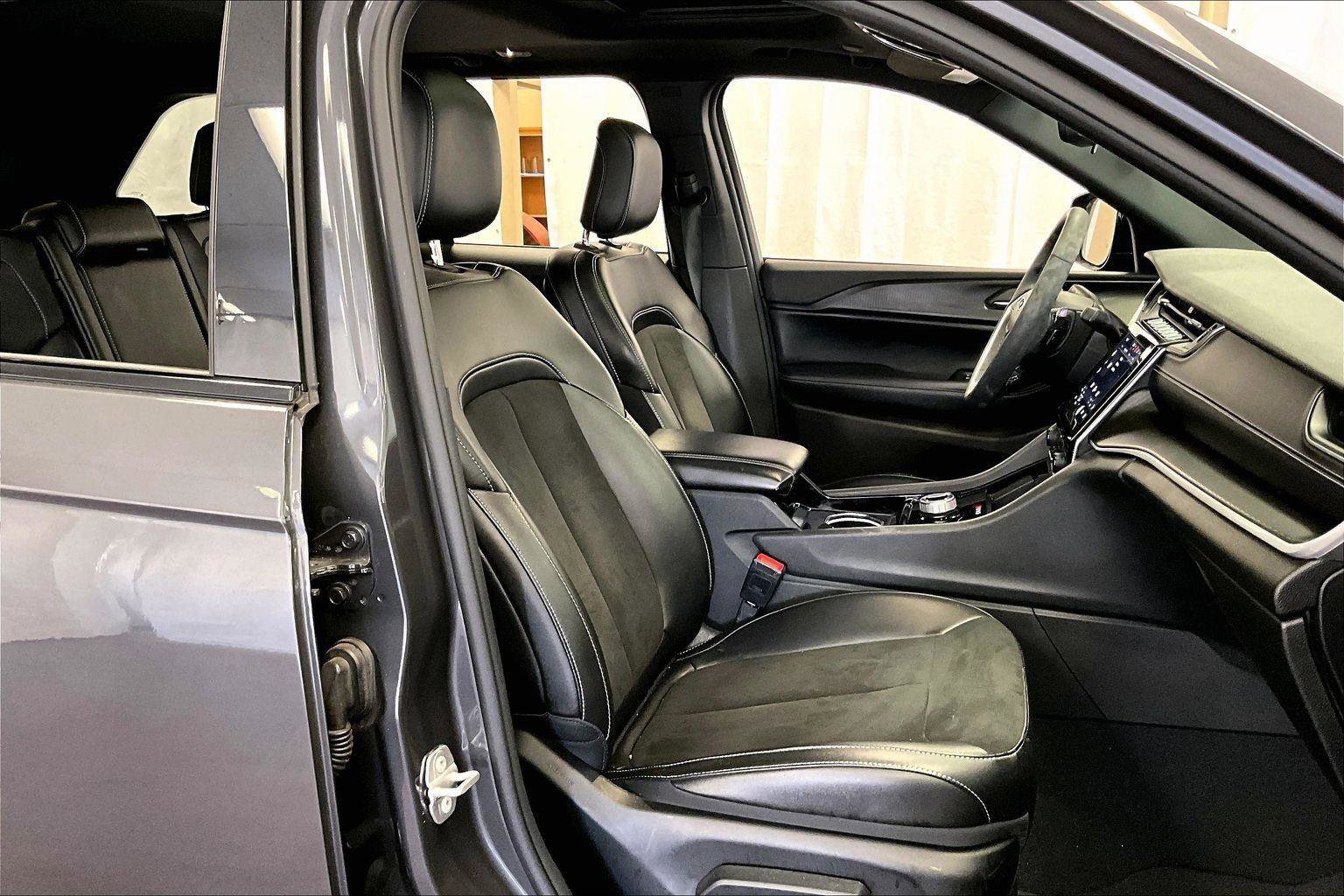 Used 2023 Jeep Grand Cherokee Altitude image 9