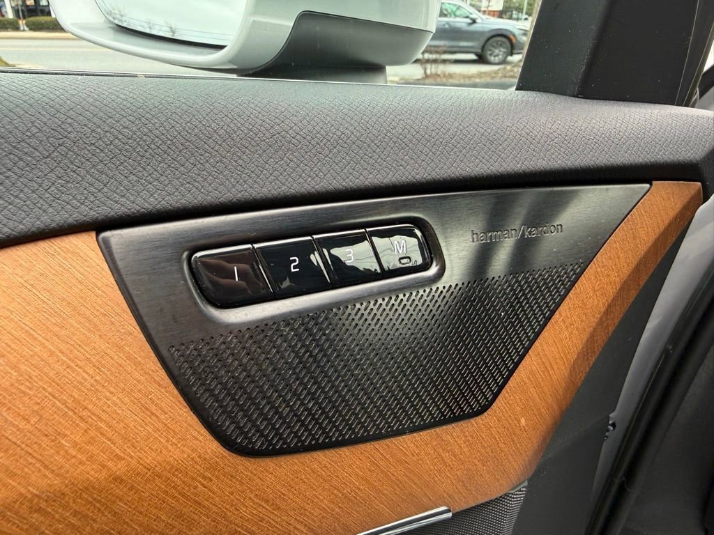 Used 2023 Volvo XC90 B6 Plus image 12