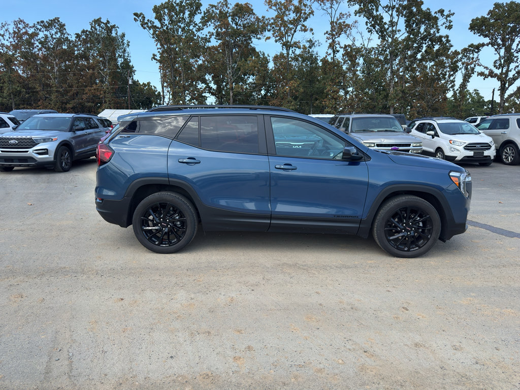 Used 2024 GMC Terrain SLE w/ Driver Convenience Package FWD image 4