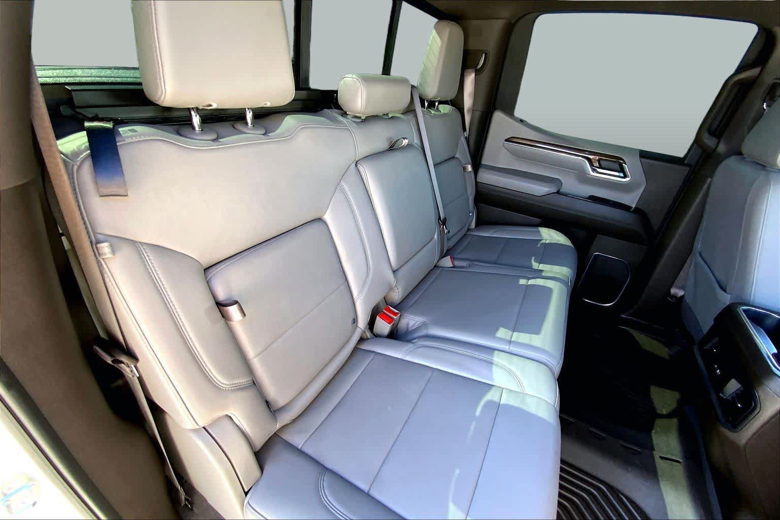 Used 2024 Chevrolet Silverado 1500 LT Trail Boss w/ Convenience Package II AWD/4WD image 18
