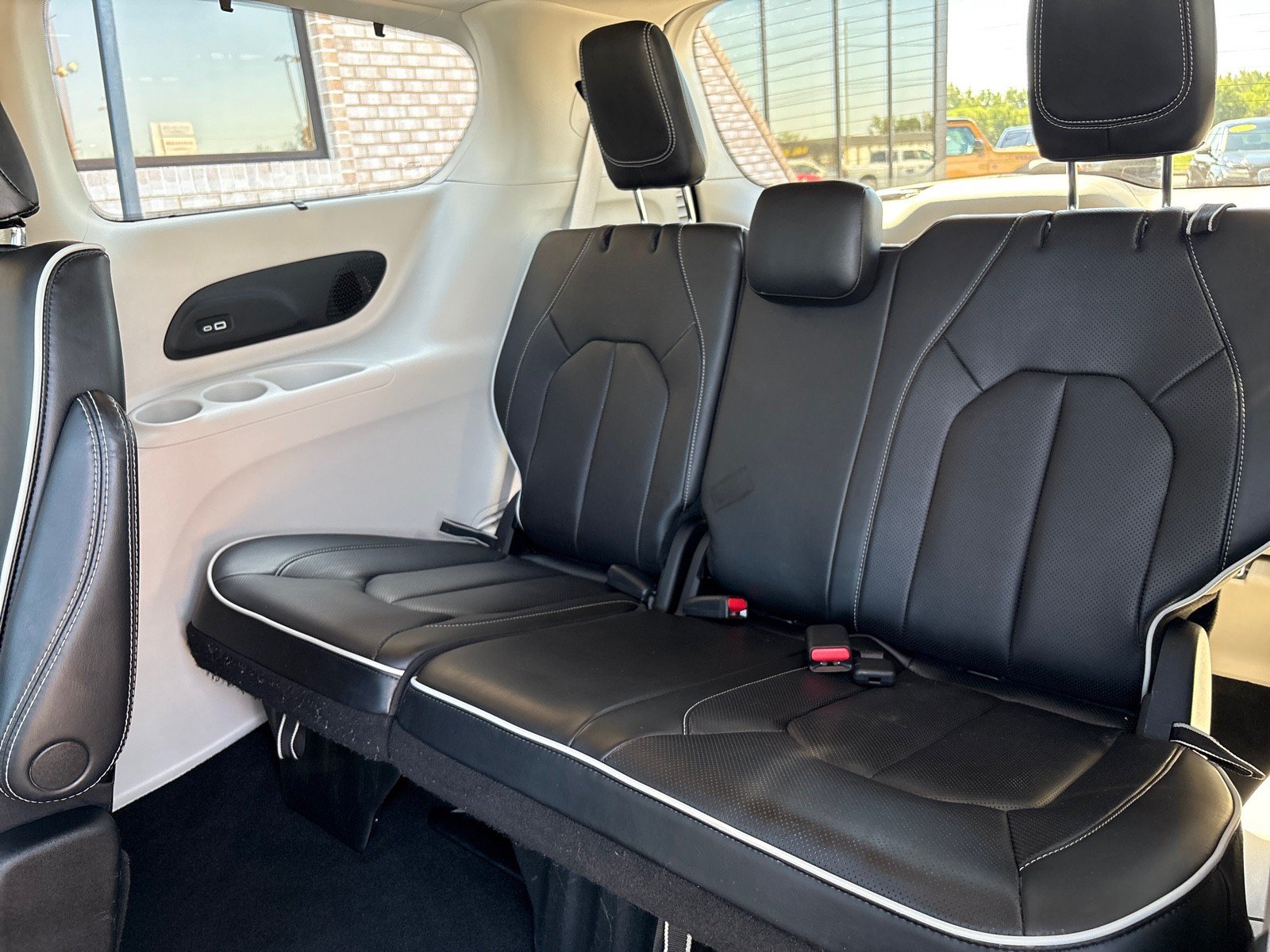 Used 2023 Chrysler Pacifica Limited AWD/4WD image 5