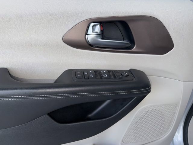 Used 2022 Chrysler Voyager LX FWD image 12