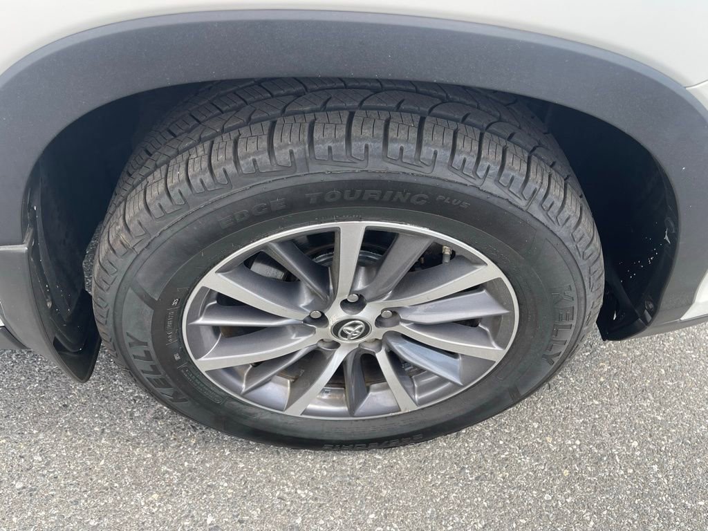 Used 2019 Toyota Highlander XLE AWD/4WD image 14