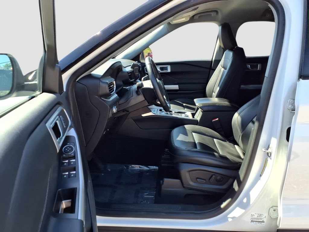 Certified 2022 Ford Explorer XLT w/ Equipment Group 202A AWD/4WD image 25