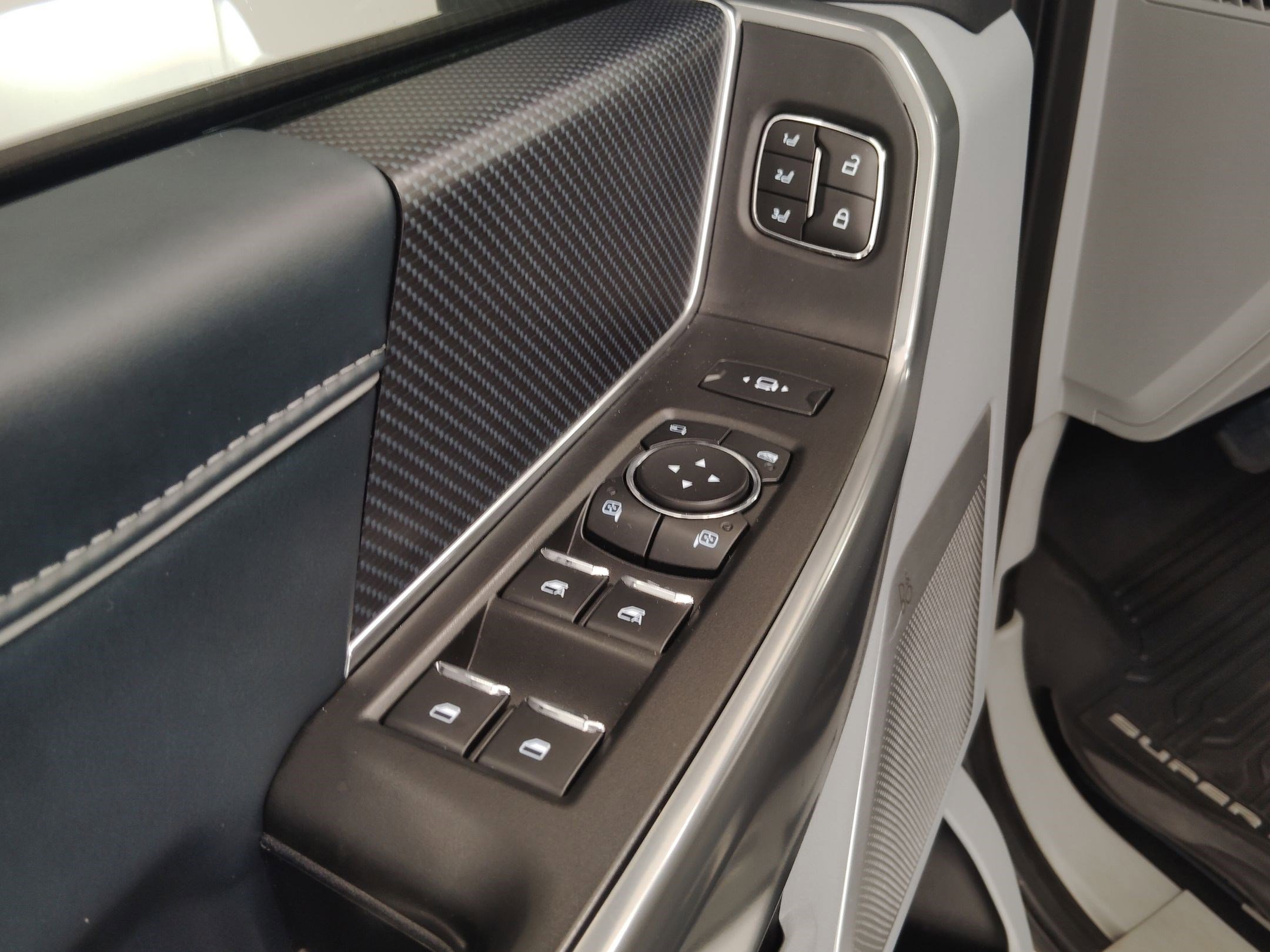 Certified 2024 Ford F250 Limited w/ FX4 Off-Road Package image 10