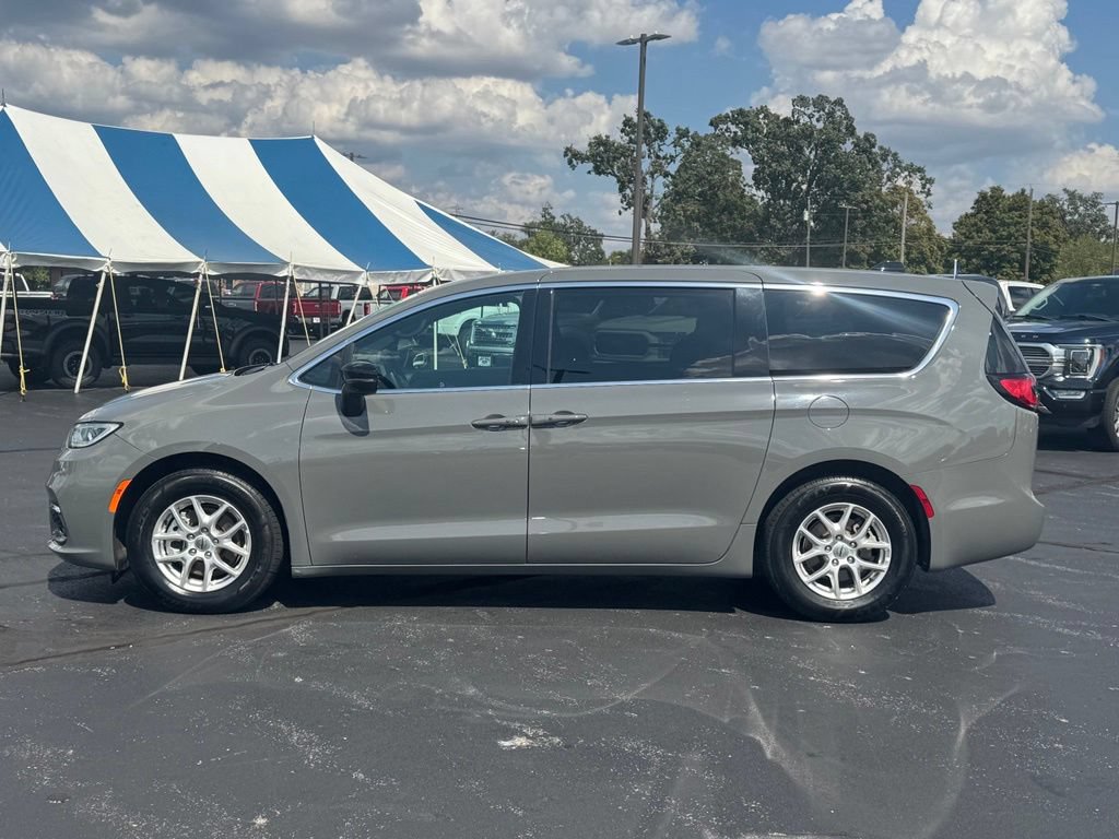 Used 2025 Chrysler Pacifica Select FWD image 28