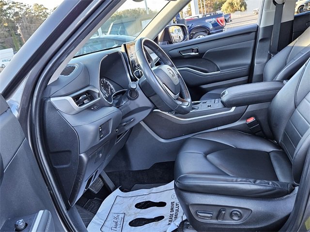 Used 2022 Toyota Highlander XLE image 11