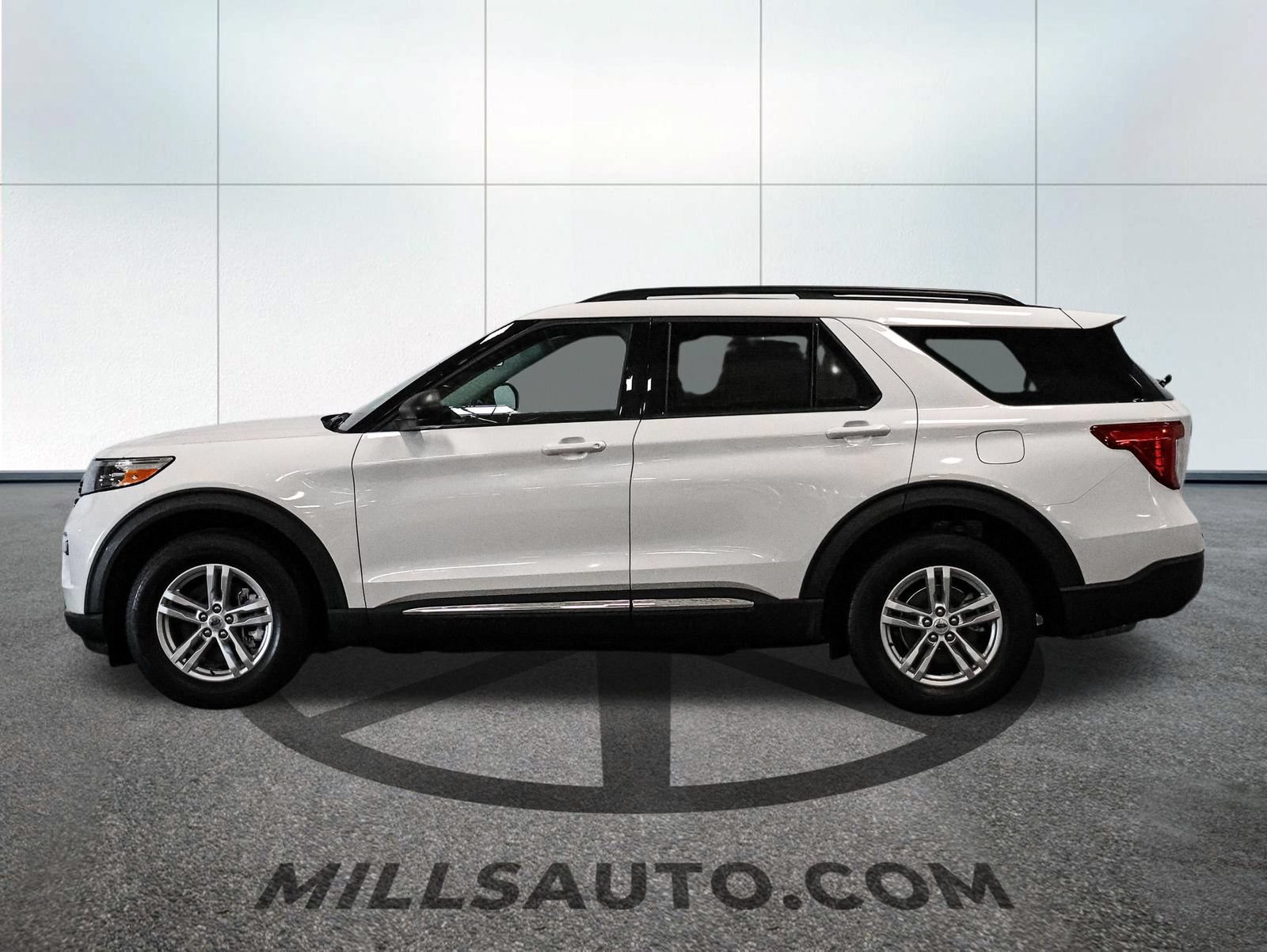 Certified 2023 Ford Explorer XLT w/ Equipment Group 202A AWD/4WD image 3