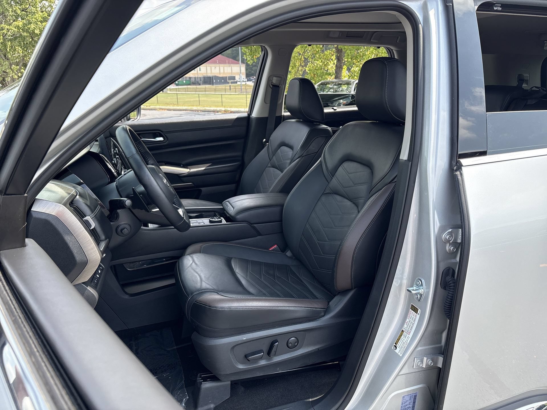 Used 2025 Nissan Pathfinder Platinum w/ Cargo Package AWD/4WD image 18