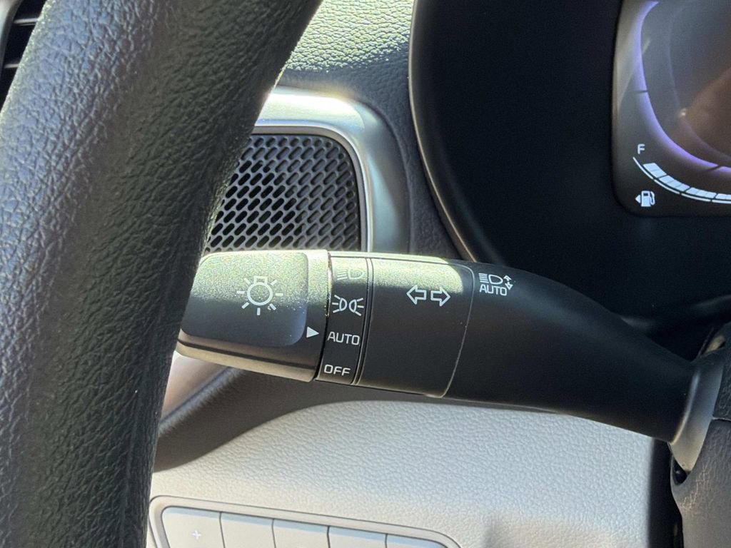 Used 2025 Kia Soul LX FWD image 28