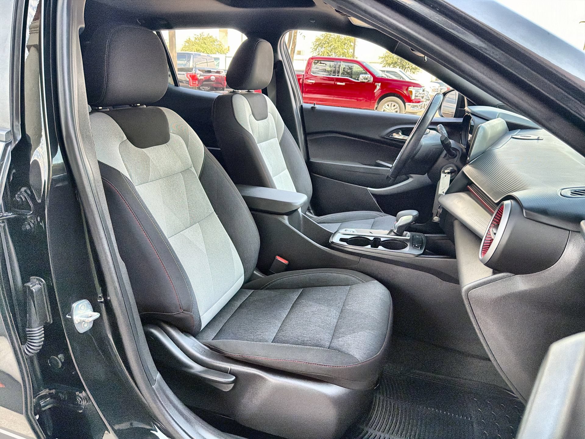 Used 2024 Chevrolet Trax RS w/ Sunroof Package FWD image 25