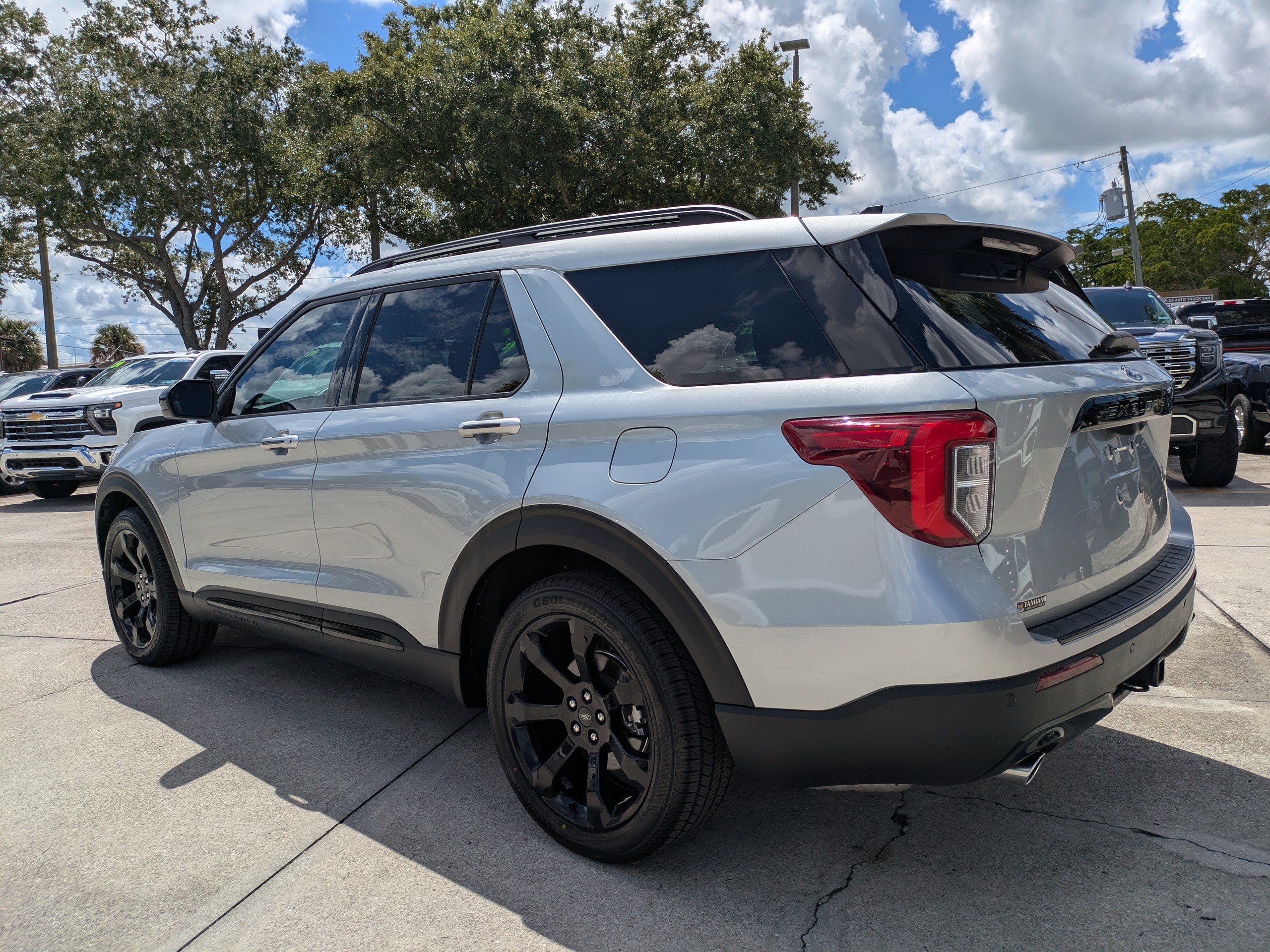 Certified 2024 Ford Explorer ST-Line w/ Class IV Trailer Tow Package RWD image 6