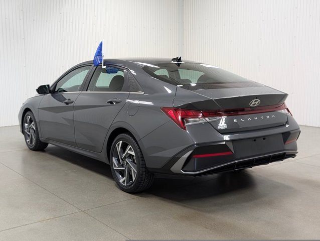 Used 2025 Hyundai Elantra SEL FWD image 21