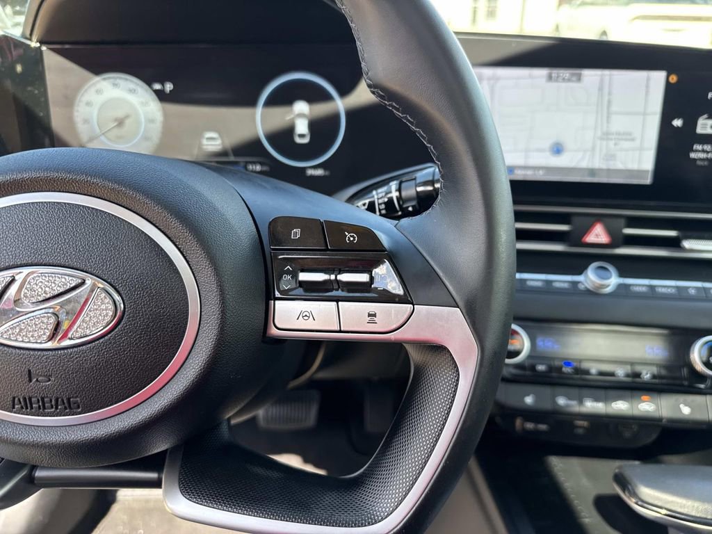 Used 2022 Hyundai Elantra Limited image 27