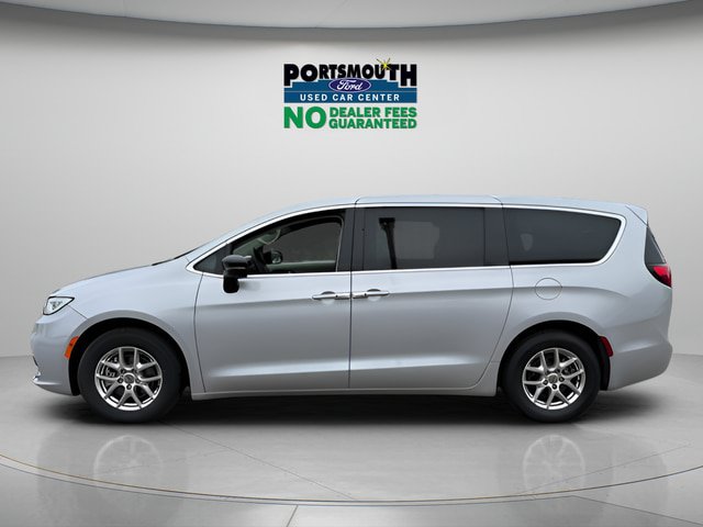 Used 2024 Chrysler Pacifica Touring-L FWD image 2