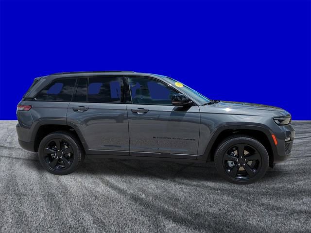 Used 2025 Jeep Grand Cherokee Limited w/ Black Appearance Package AWD/4WD image 3