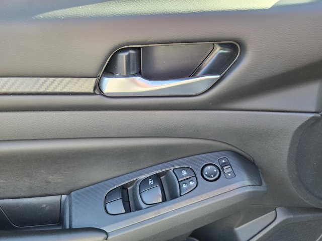 Used 2025 Nissan Altima 2.5 SV AWD/4WD image 17