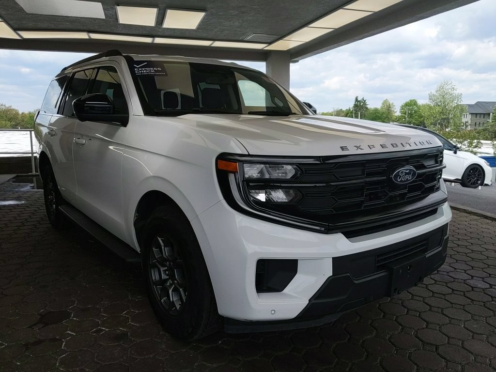 Certified 2025 Ford Expedition Active AWD/4WD image 4