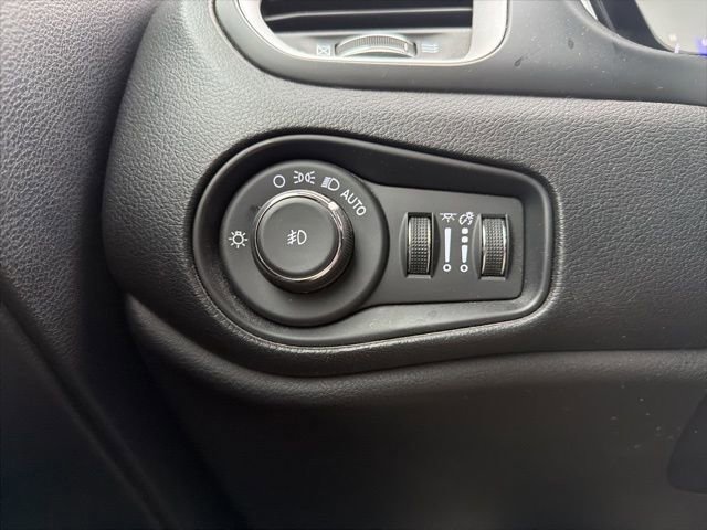 Used 2020 Jeep Renegade Latitude w/ Cold Weather Group image 21