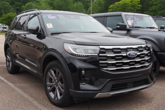 Certified 2025 Ford Explorer Active w/ Active Comfort Package AWD/4WD image 2