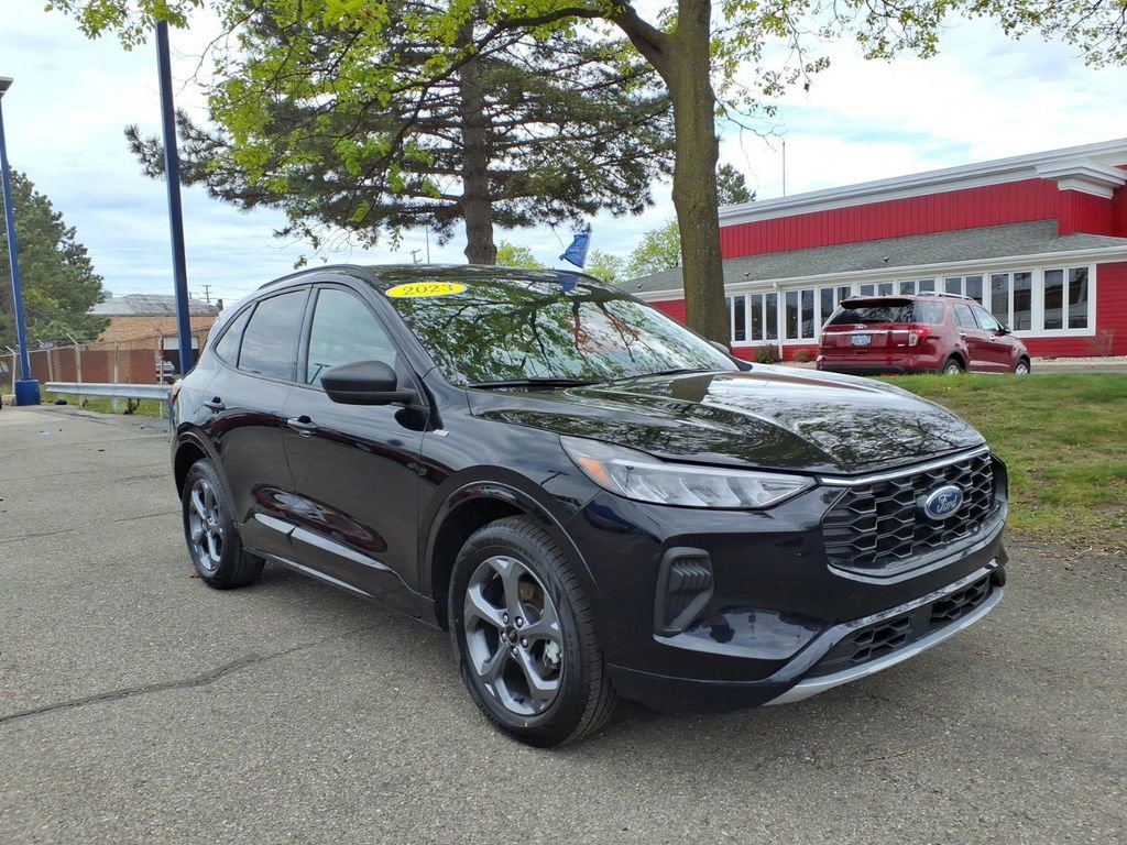 Certified 2023 Ford Escape ST-Line w/ Tech Pack #1 AWD/4WD image 4