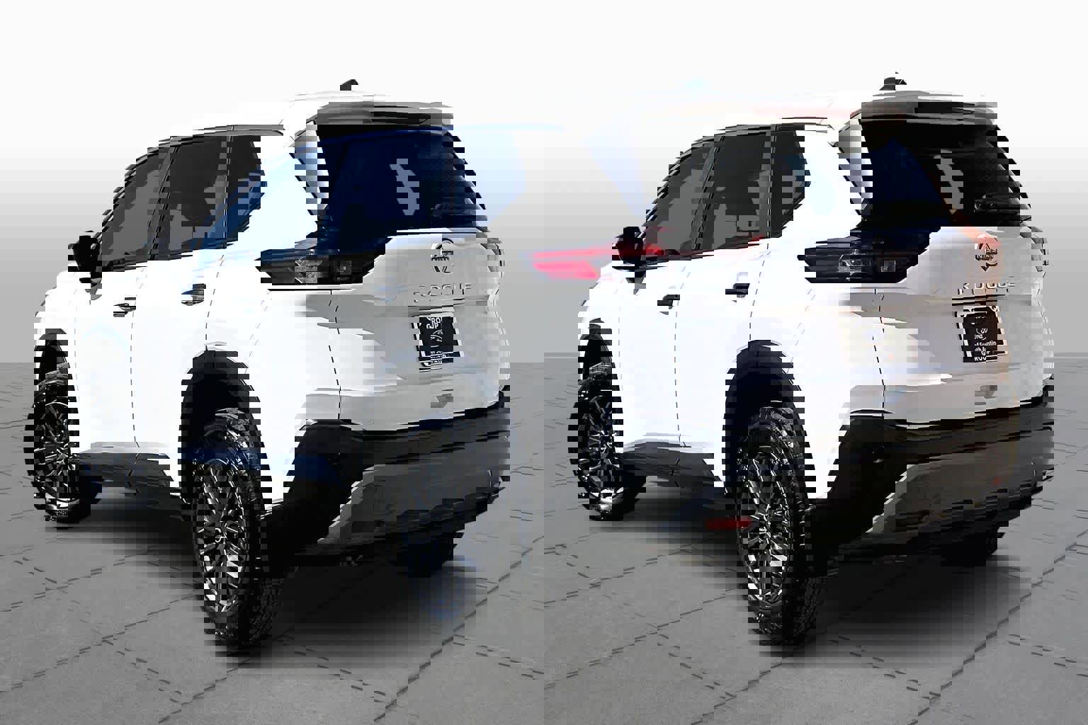 Used 2023 Nissan Rogue S image 4