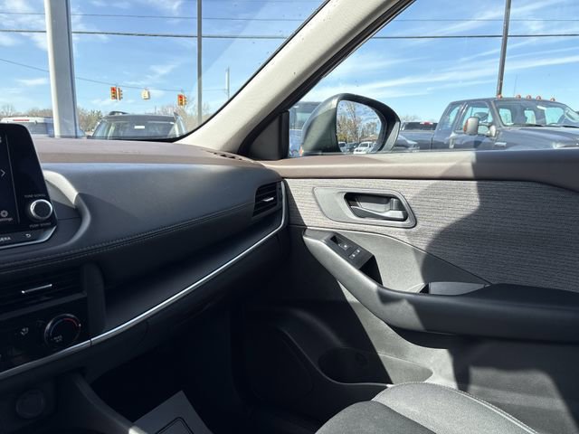 Used 2023 Nissan Rogue S image 40