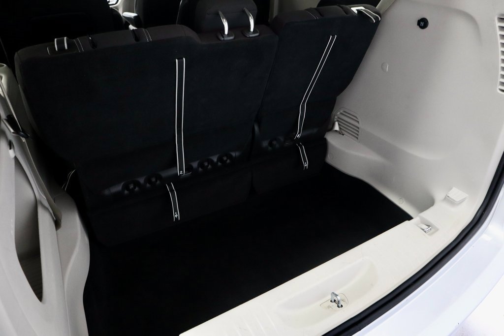 Used 2024 Chrysler Voyager LX image 13