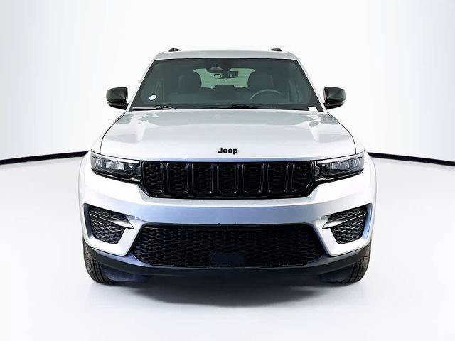Used 2025 Jeep Grand Cherokee Altitude AWD/4WD image 6