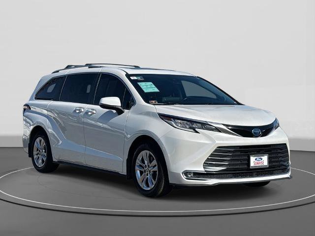 Used 2024 Toyota Sienna Limited image 5