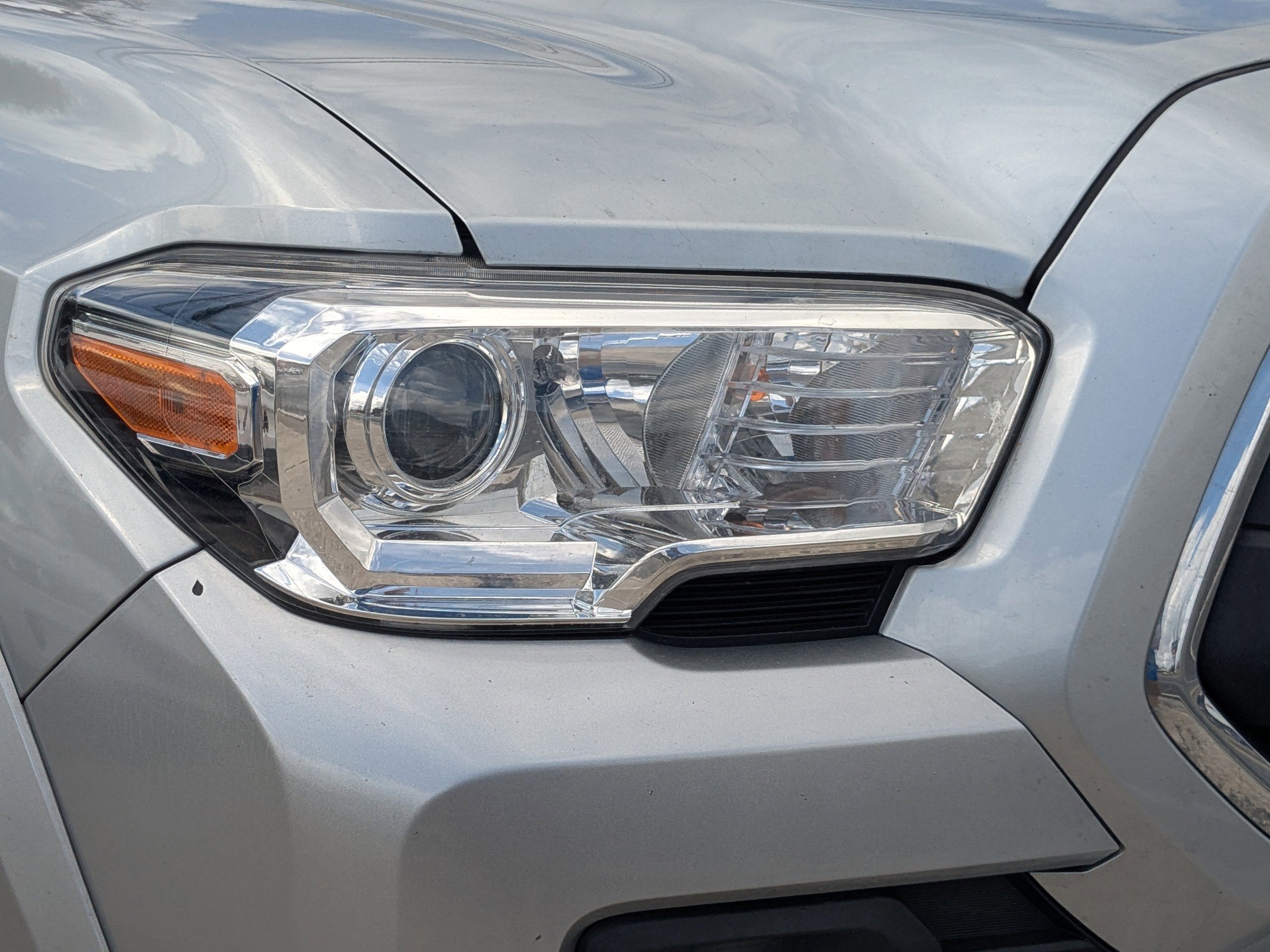 Used 2022 Toyota Tacoma SR5 w/ Technology Package image 9