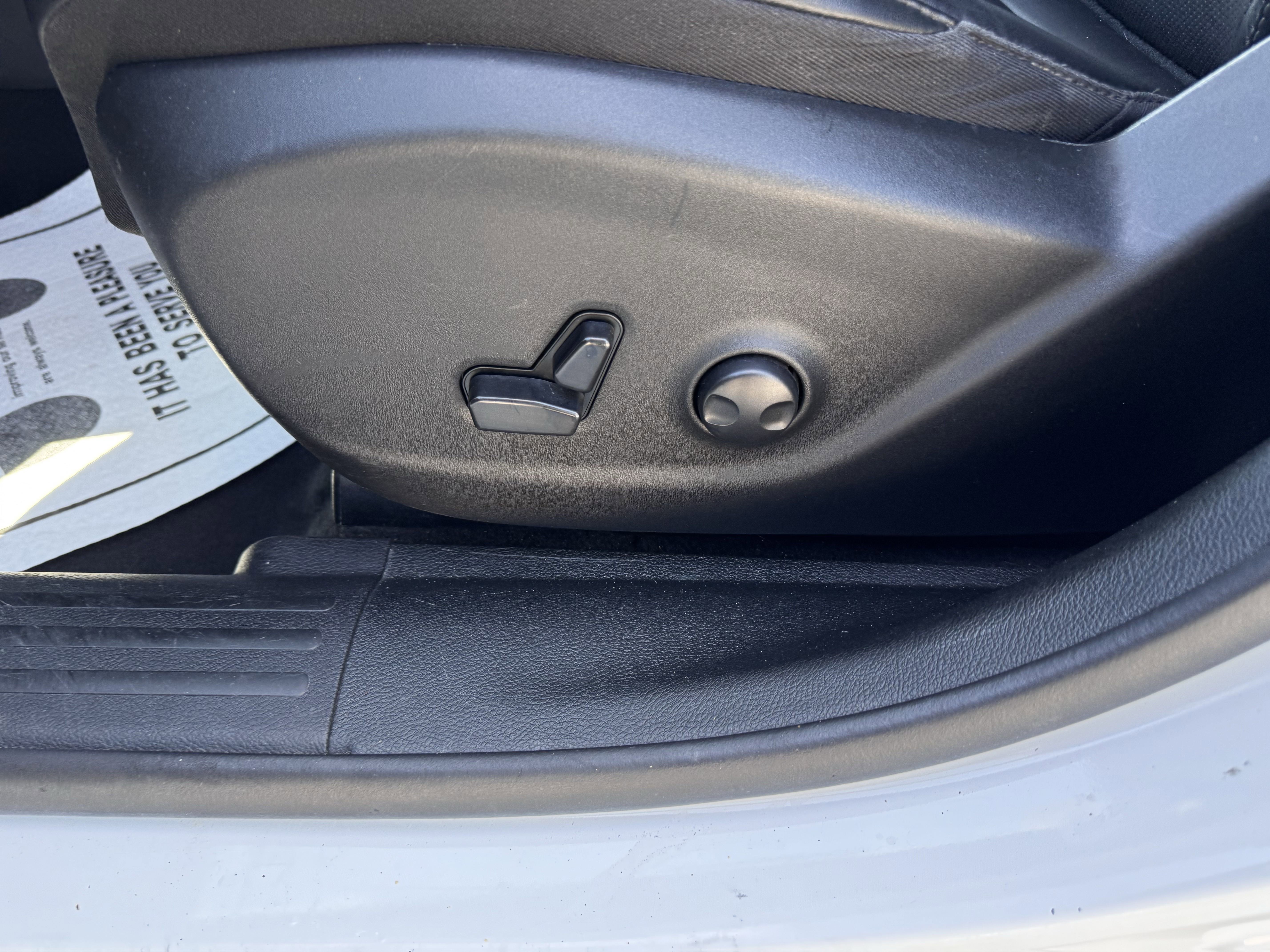 Used 2023 Jeep Cherokee Altitude Lux image 10