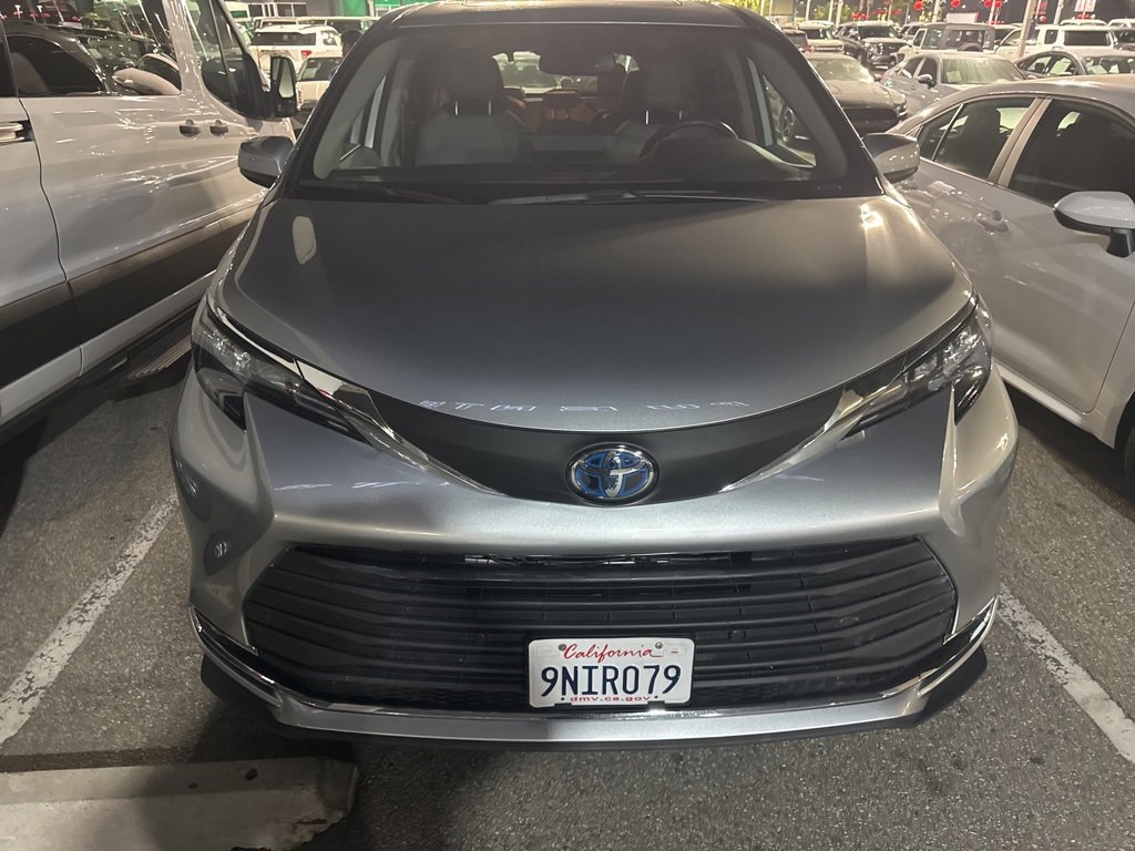 Used 2024 Toyota Sienna XLE image 3