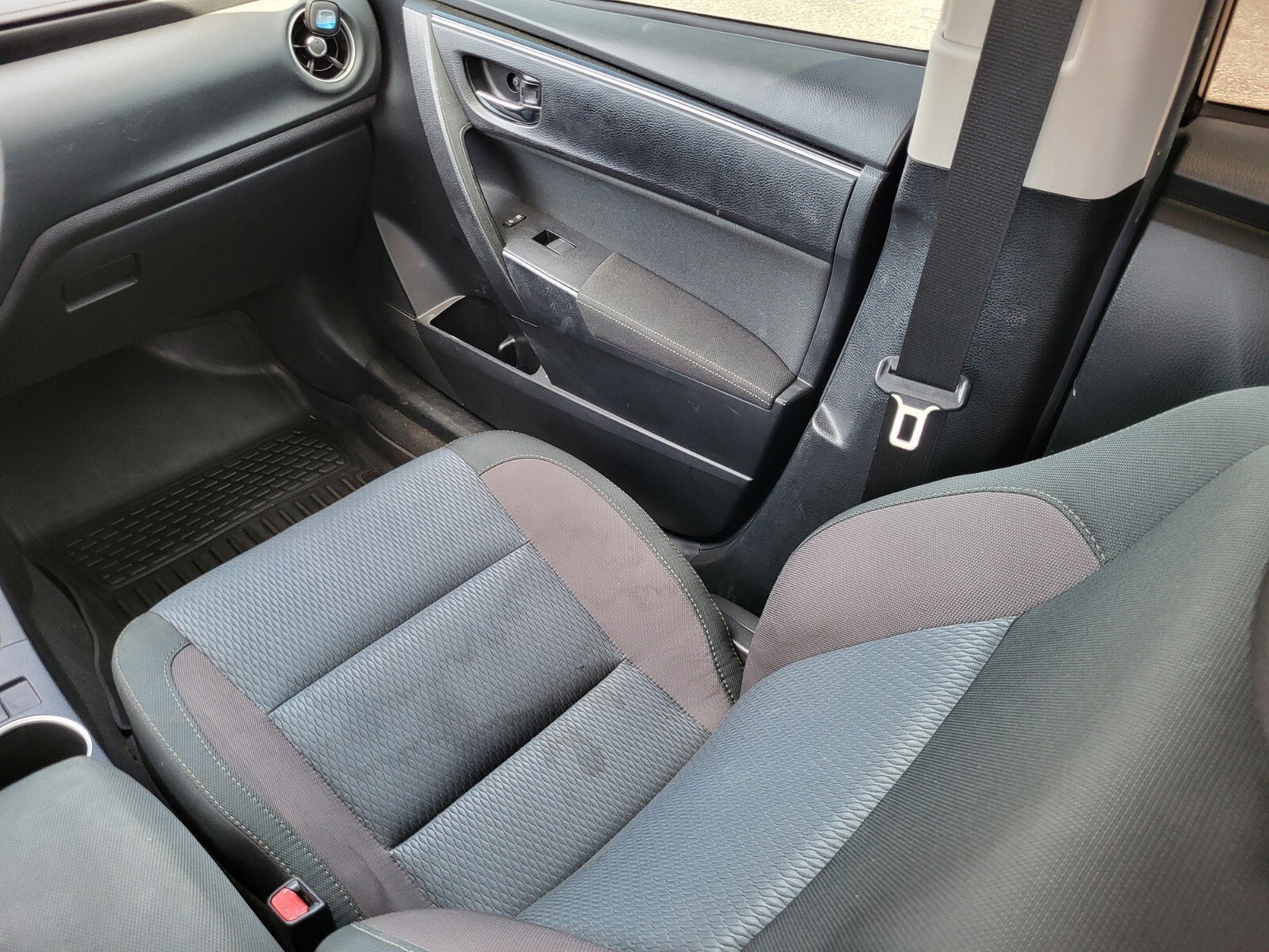 Used 2019 Toyota Corolla LE image 16