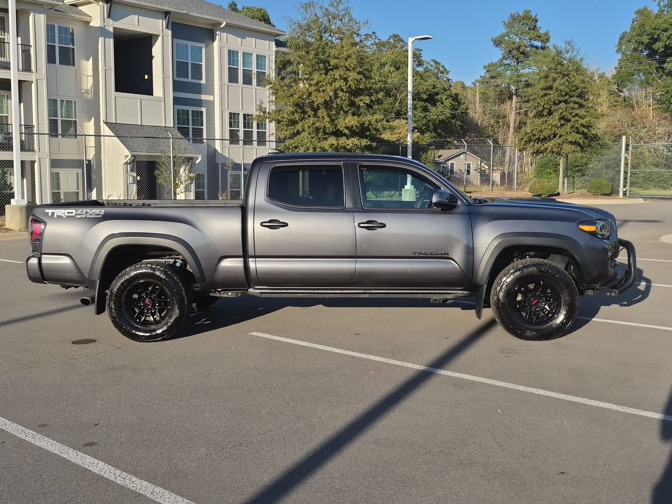 Used 2020 Toyota Tacoma TRD Off-Road w/ TRD Premium Off Road Package AWD/4WD image 3
