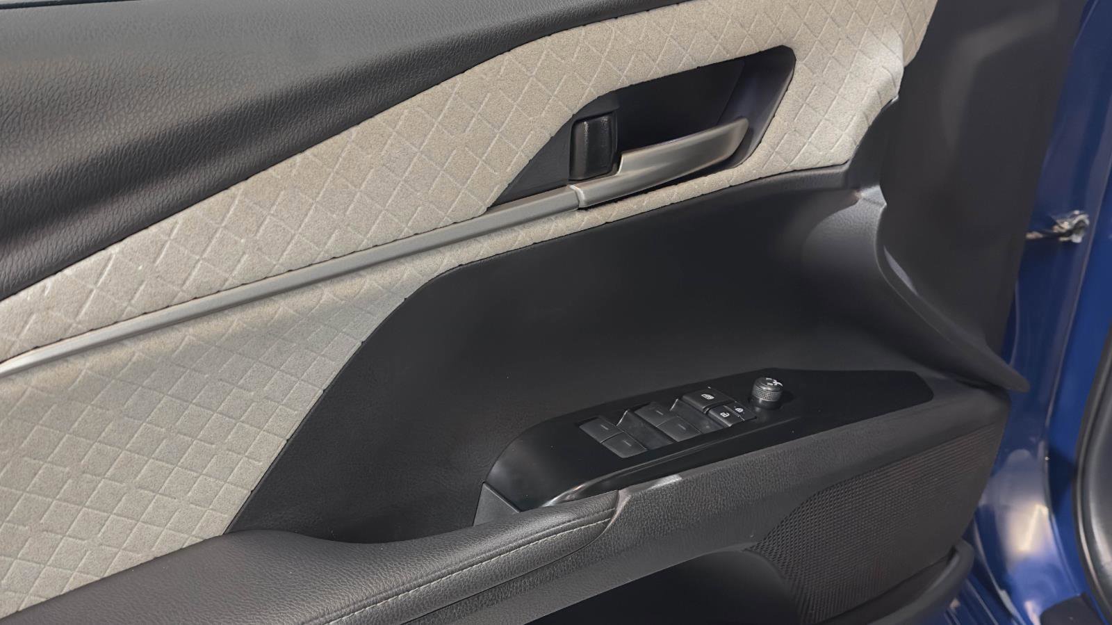 Used 2025 Toyota Camry XLE image 12