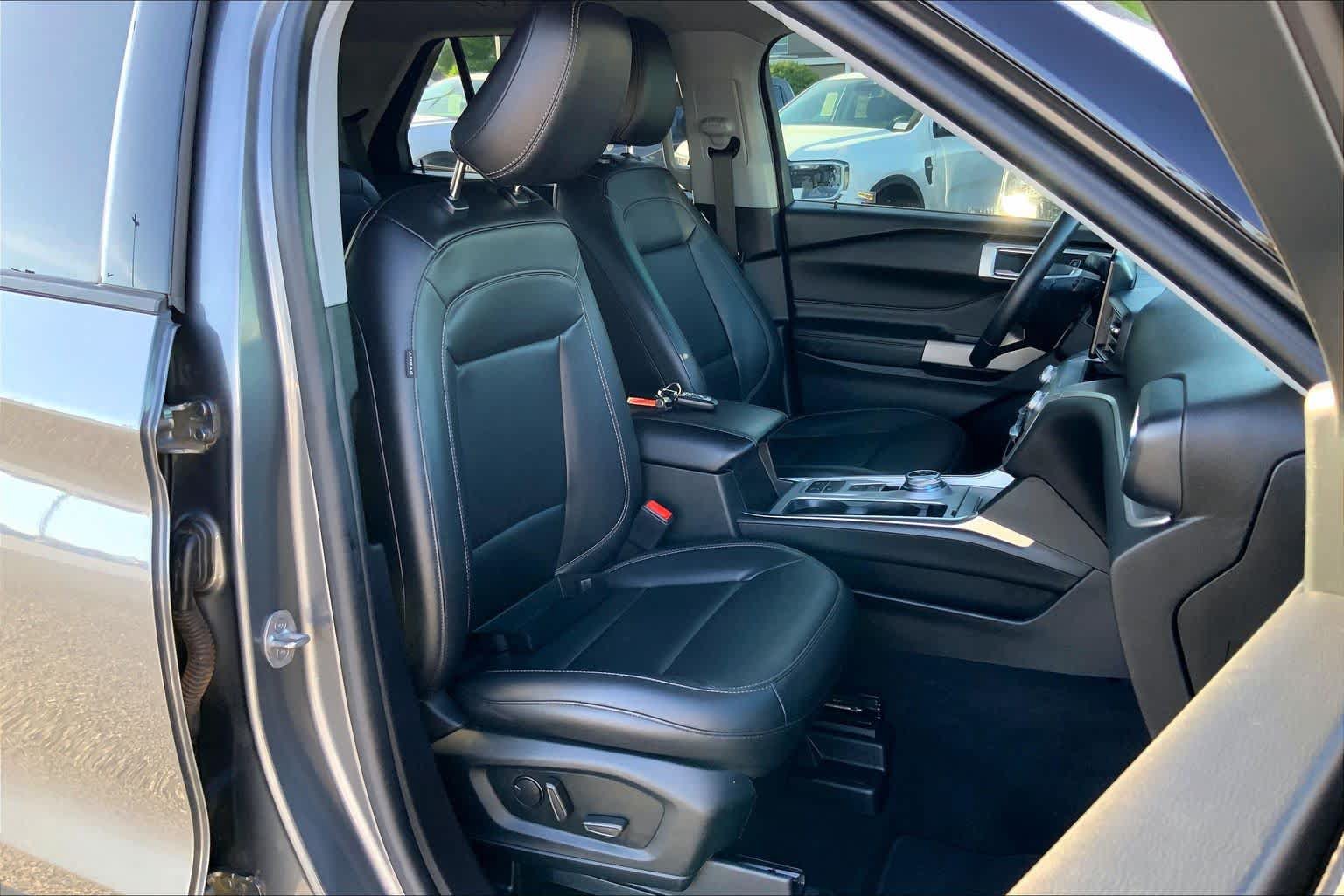 Certified 2022 Ford Explorer XLT w/ Equipment Group 202A RWD image 9