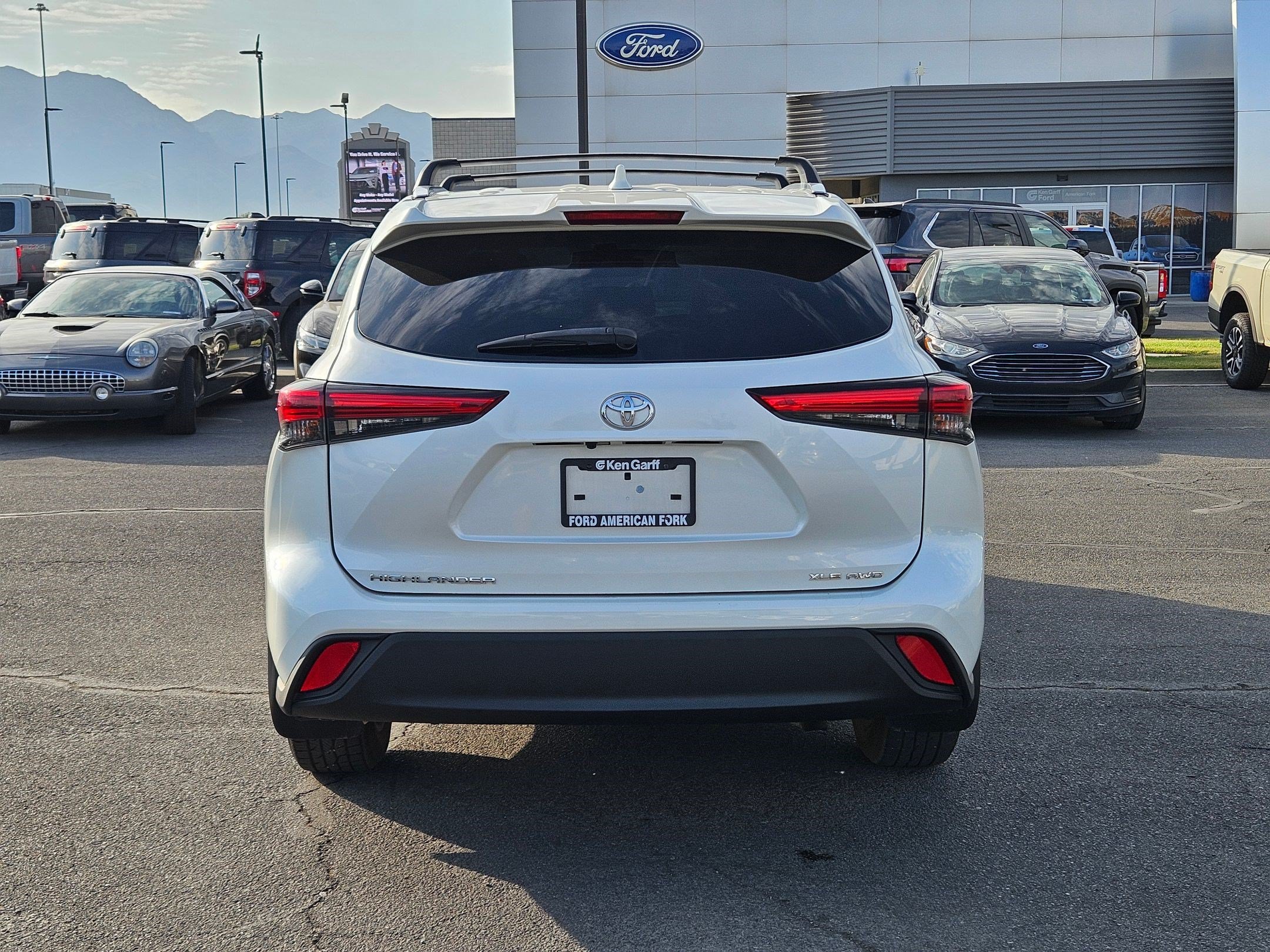 Used 2020 Toyota Highlander XLE AWD/4WD image 16