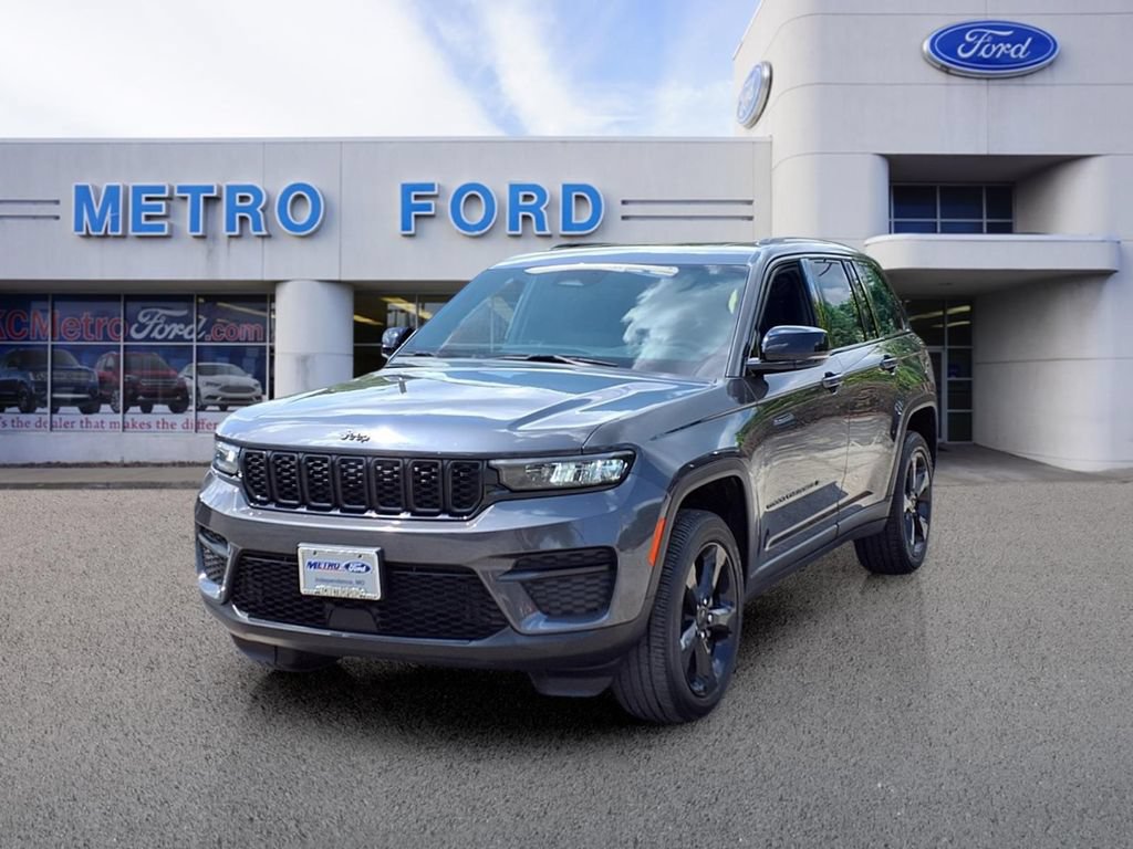 Used 2023 Jeep Grand Cherokee Altitude AWD/4WD image 7