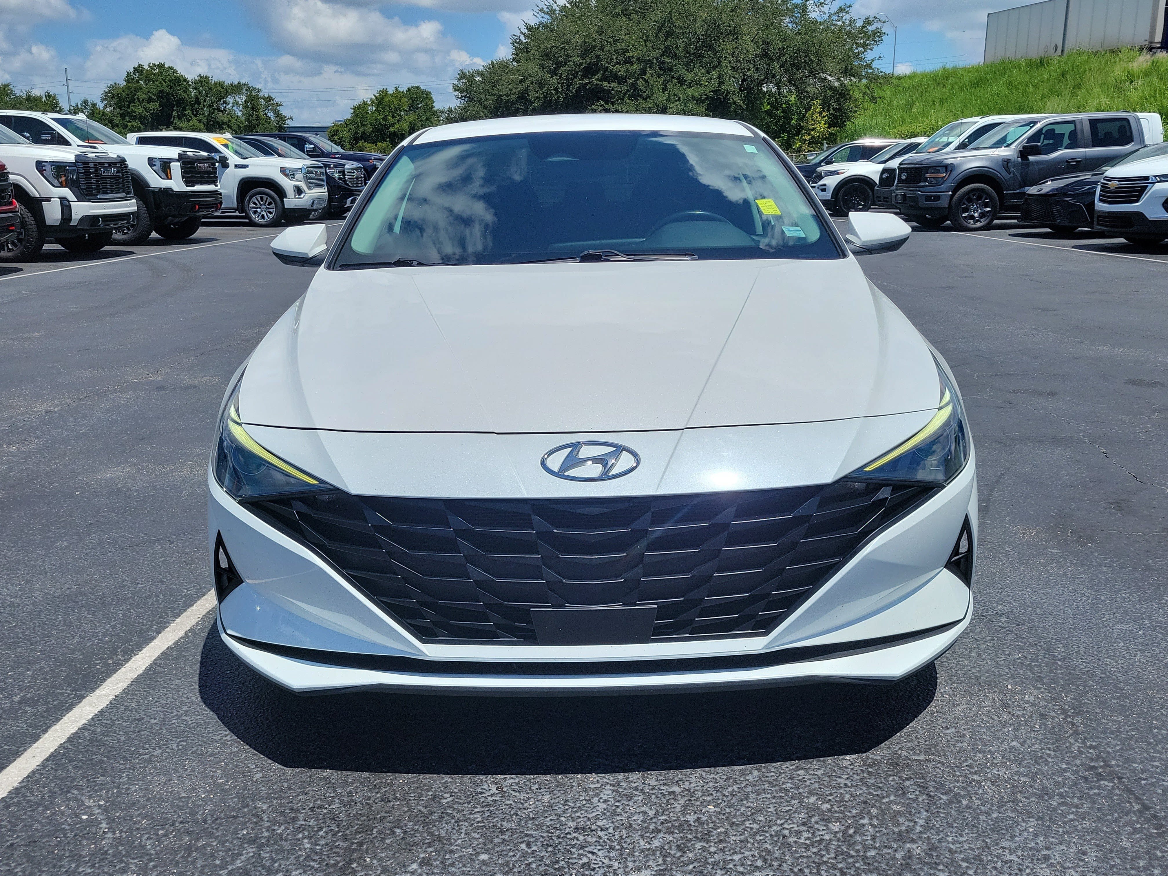 Used 2022 Hyundai Elantra SEL w/ Convenience Package FWD image 2