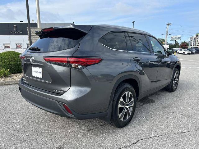 Used 2022 Toyota Highlander XLE AWD/4WD image 3