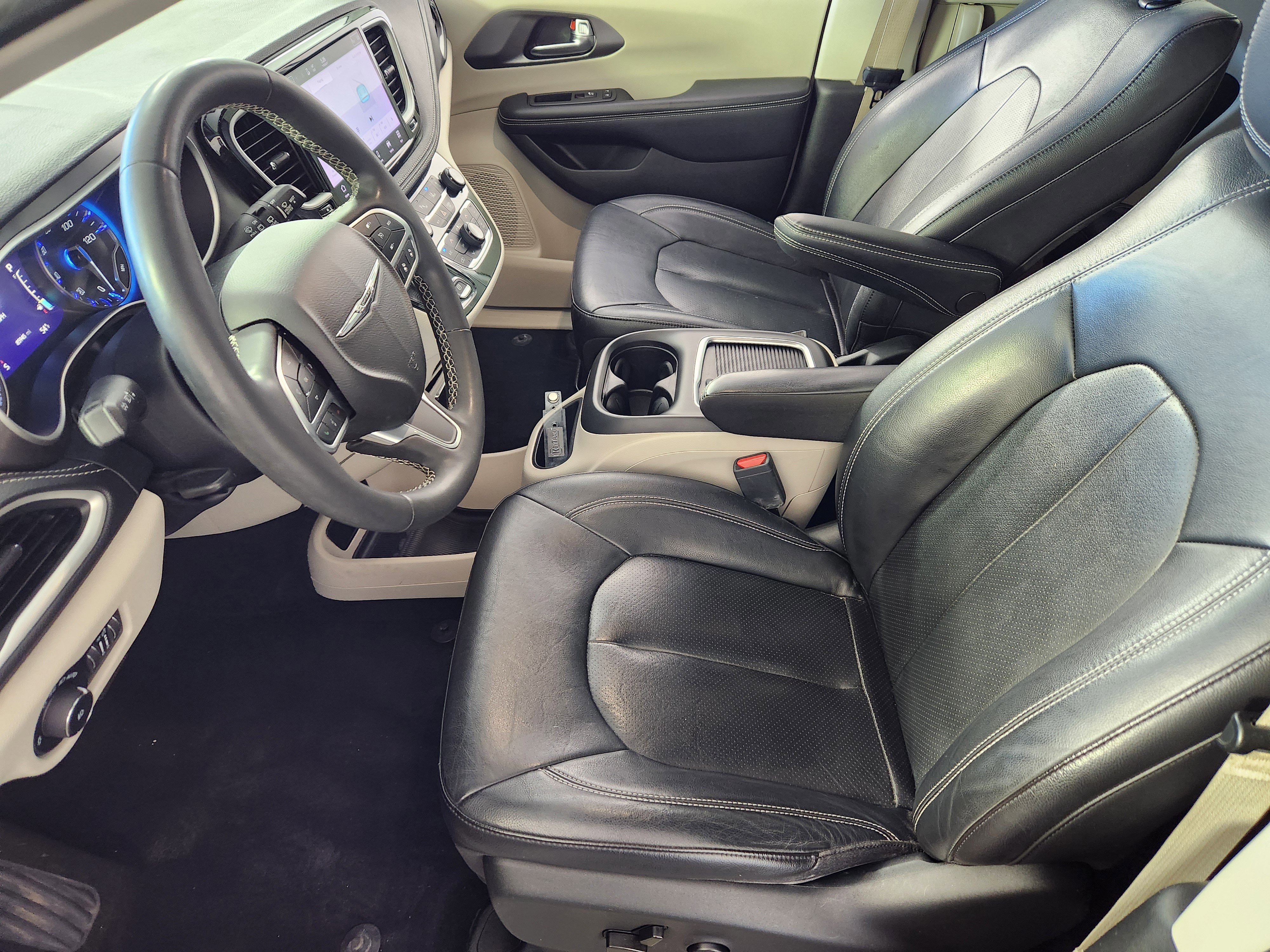 Used 2022 Chrysler Pacifica Touring-L image 10