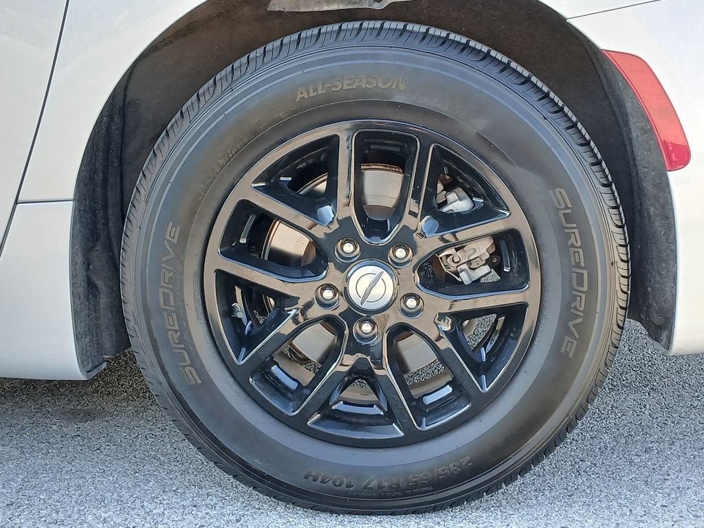 Used 2024 Chrysler Pacifica Touring-L FWD image 26