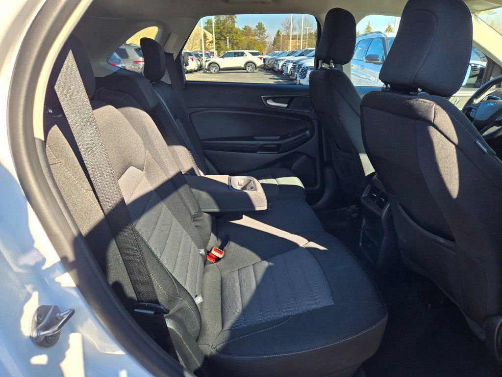 Certified 2024 Ford Edge SE w/ Black Appearance Package image 12