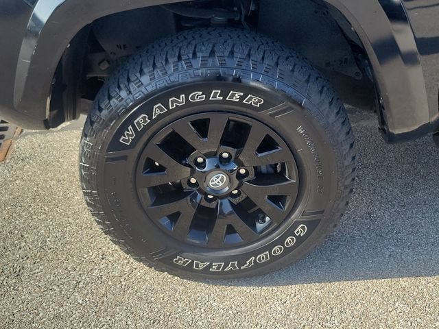 Used 2022 Toyota Tacoma SR5 AWD/4WD image 9