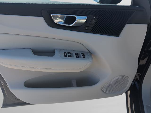 Used 2023 Volvo XC60 B5 Plus image 8