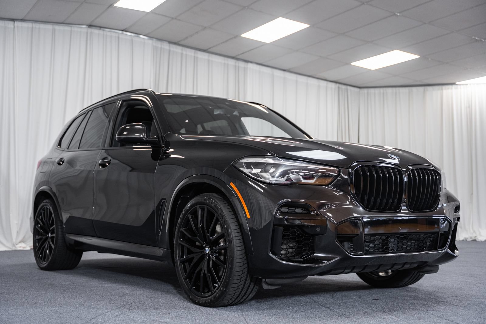 Used 2023 BMW X5 xDrive40i w/ M Sport Package AWD/4WD image 1