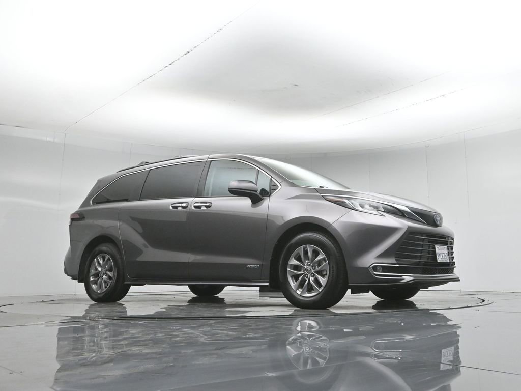 Used 2021 Toyota Sienna XLE FWD image 4