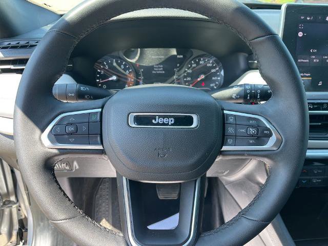 Used 2025 Jeep Compass Limited AWD/4WD image 10