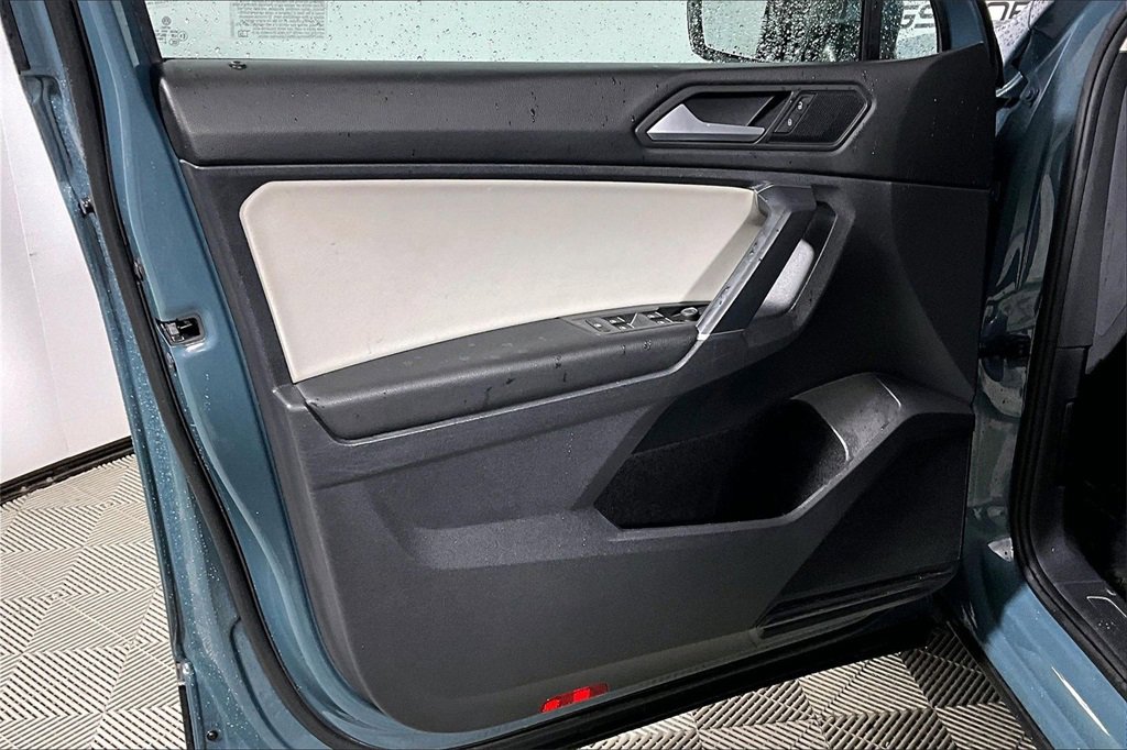 Used 2020 Volkswagen Tiguan SE image 18